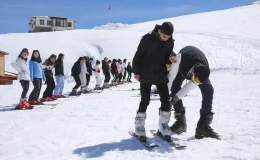 Hakkari’de 3 Bin 200 Öğrenciye Kayak Eğitimi Verildi