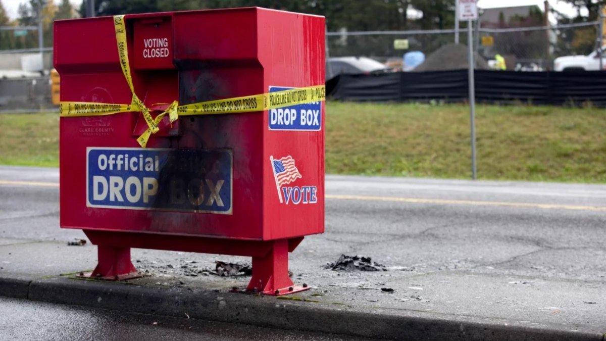 Amerika’da erken oy kullanılan seçim sandıkları kundaklandı