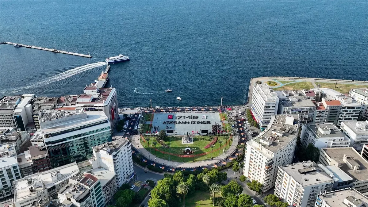 İzmir’de Atatürk Anma Yürüyüşü